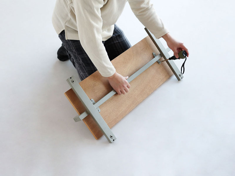 シンプルデザインの収納棚がついたハンガーラック