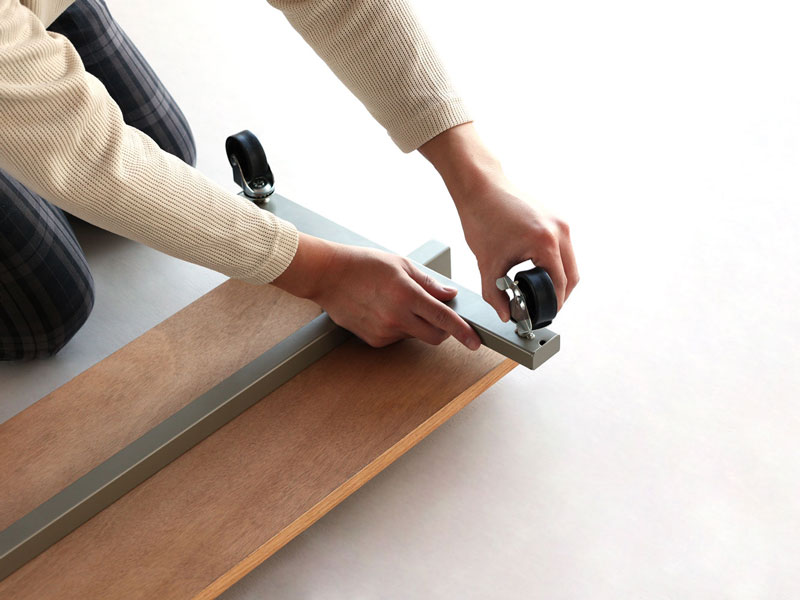 シンプルデザインの収納棚がついたハンガーラック