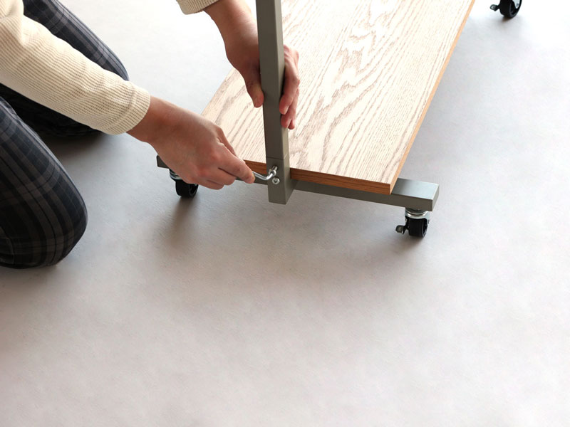 シンプルデザインの収納棚がついたハンガーラック