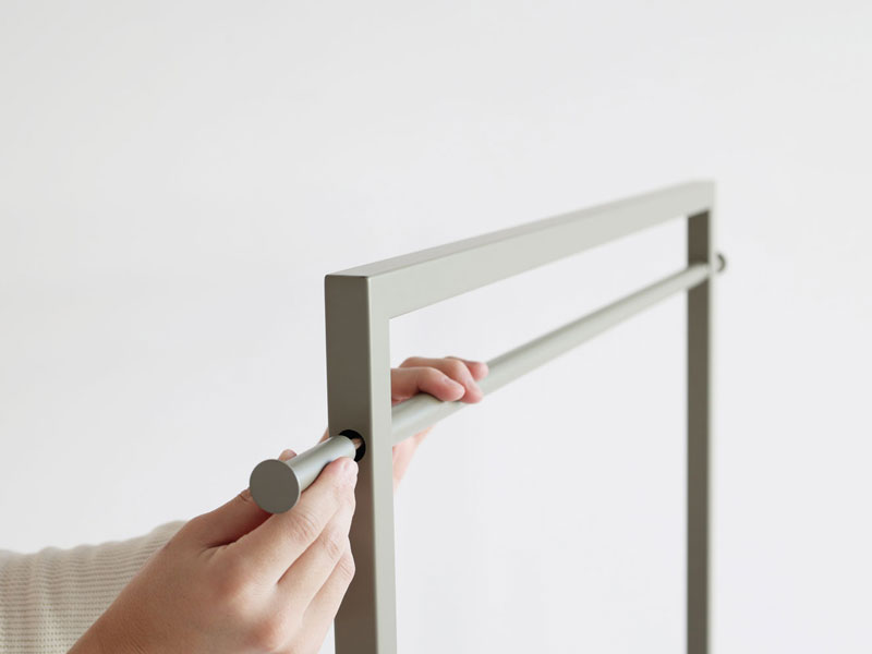 シンプルデザインの収納棚がついたハンガーラック