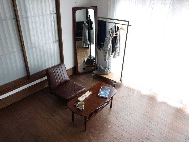 シンプルデザインの収納棚がついたハンガーラック