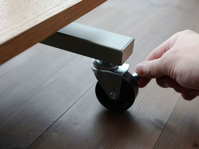 シンプルデザインの収納棚がついたハンガーラック