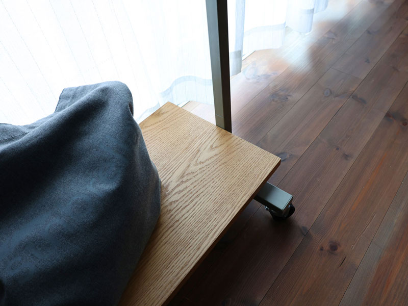 シンプルデザインの収納棚がついたハンガーラック