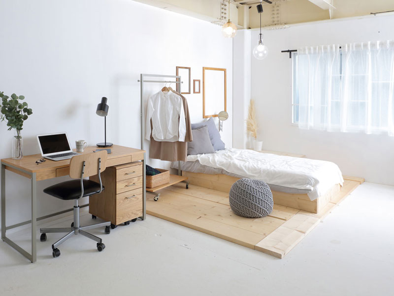 シンプルデザインの収納棚がついたハンガーラック