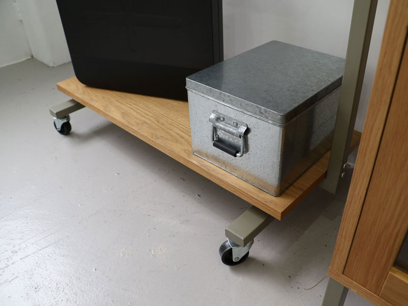 シンプルデザインの収納棚がついたハンガーラック