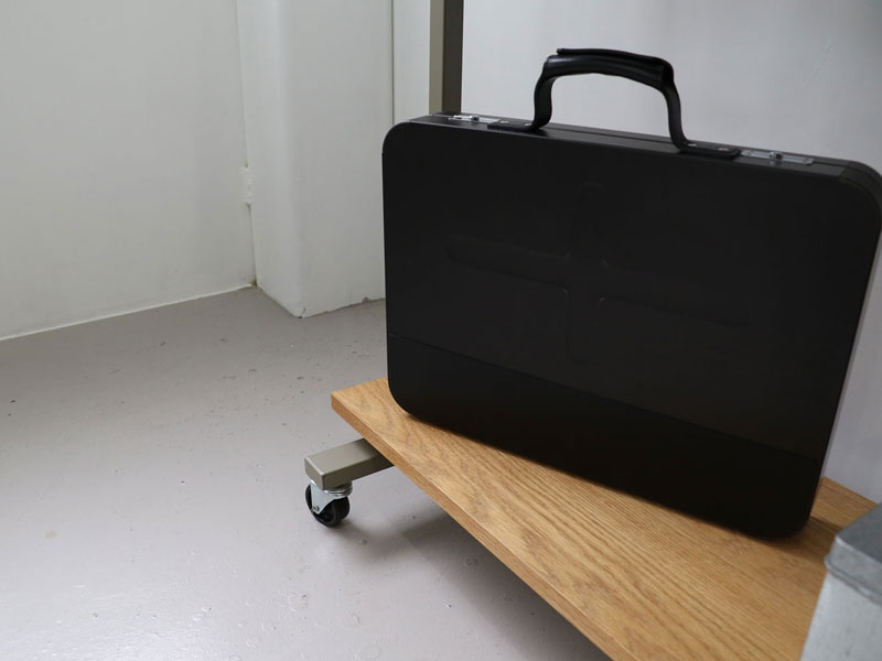 シンプルデザインの収納棚がついたハンガーラック