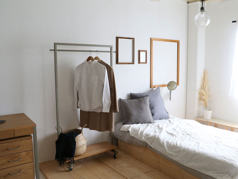 シンプルデザインの収納棚がついたハンガーラック