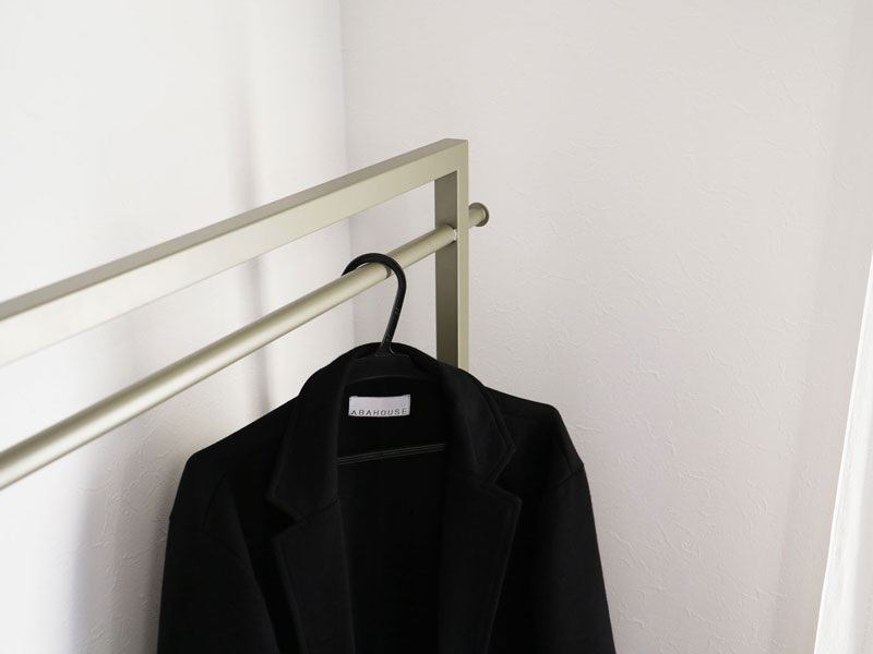 シンプルデザインの収納棚がついたハンガーラック