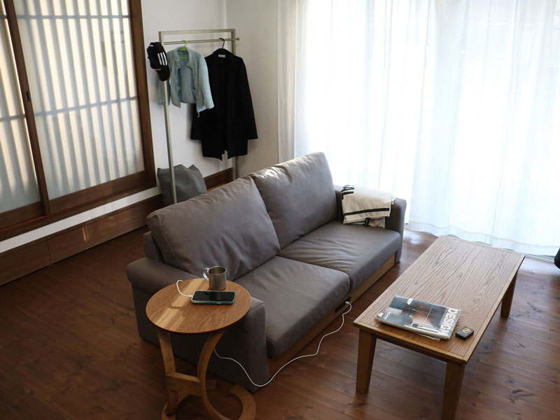 シンプルデザインの収納棚がついたハンガーラック