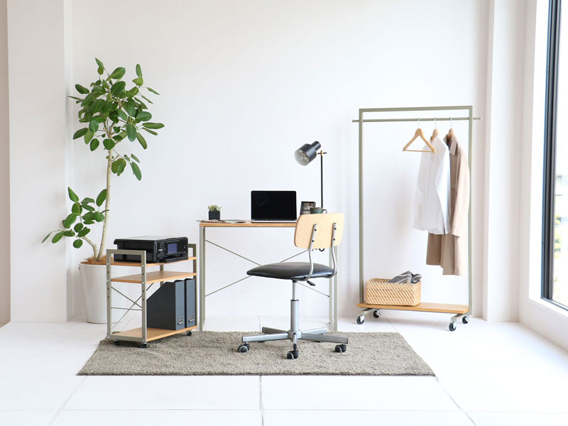 シンプルデザインの収納棚がついたハンガーラック