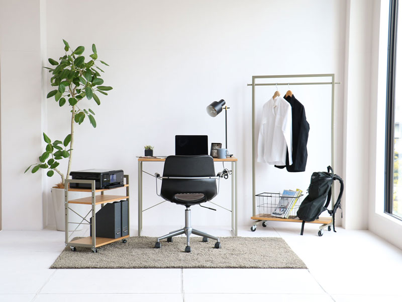 シンプルデザインの収納棚がついたハンガーラック