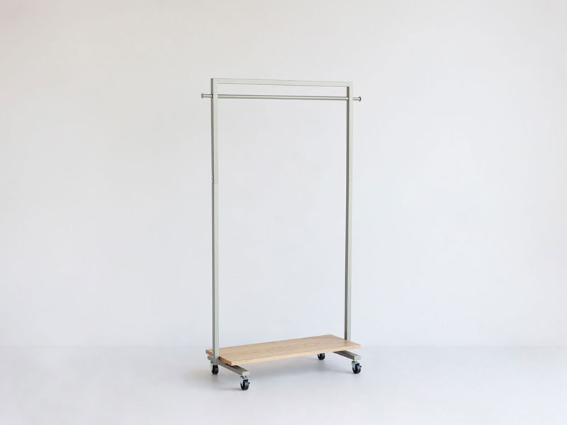 シンプルデザインの収納棚がついたハンガーラック