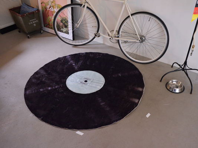 レコード盤をモチーフにしたラウンド型のラグ