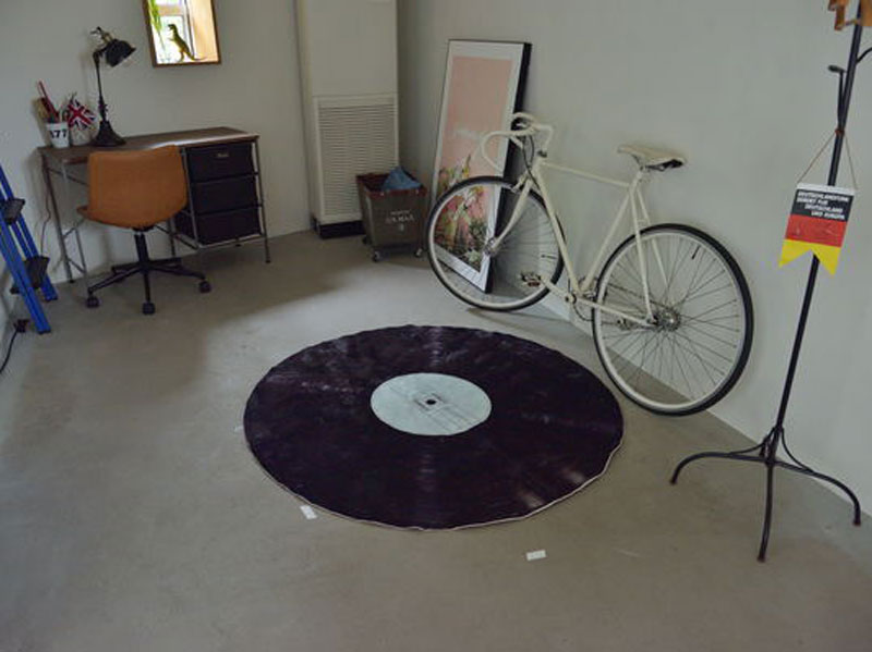 レコード盤をモチーフにしたラウンド型のラグ
