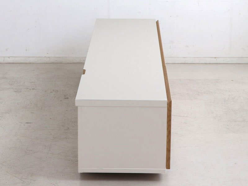 くすみグレーと優しい木素材を組合せたナチュラルなインテリアに馴染むＴVボード