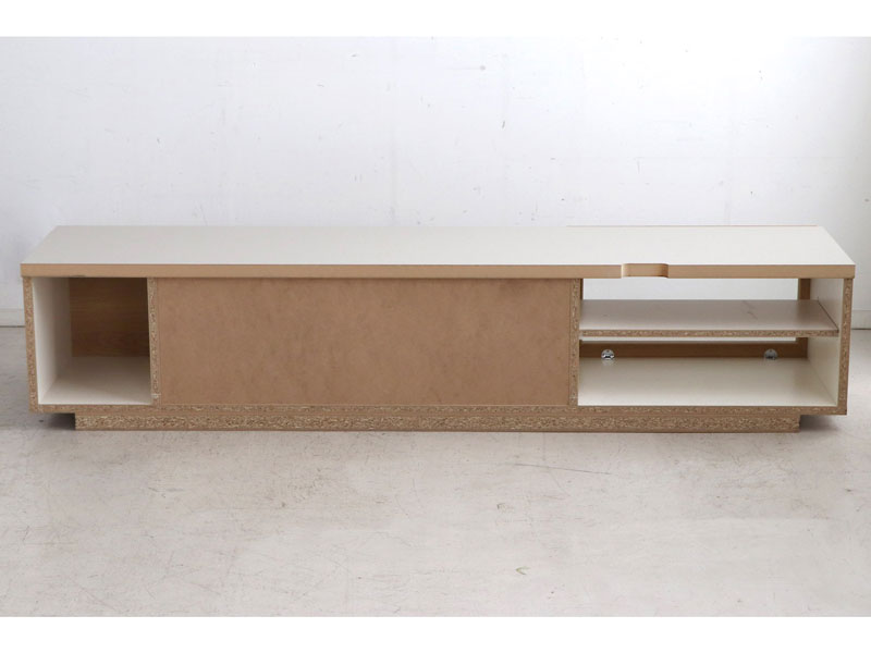 くすみグレーと優しい木素材を組合せたナチュラルなインテリアに馴染むＴVボード