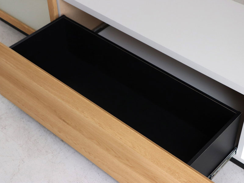 くすみグレーと優しい木素材を組合せたナチュラルなインテリアに馴染むＴVボード