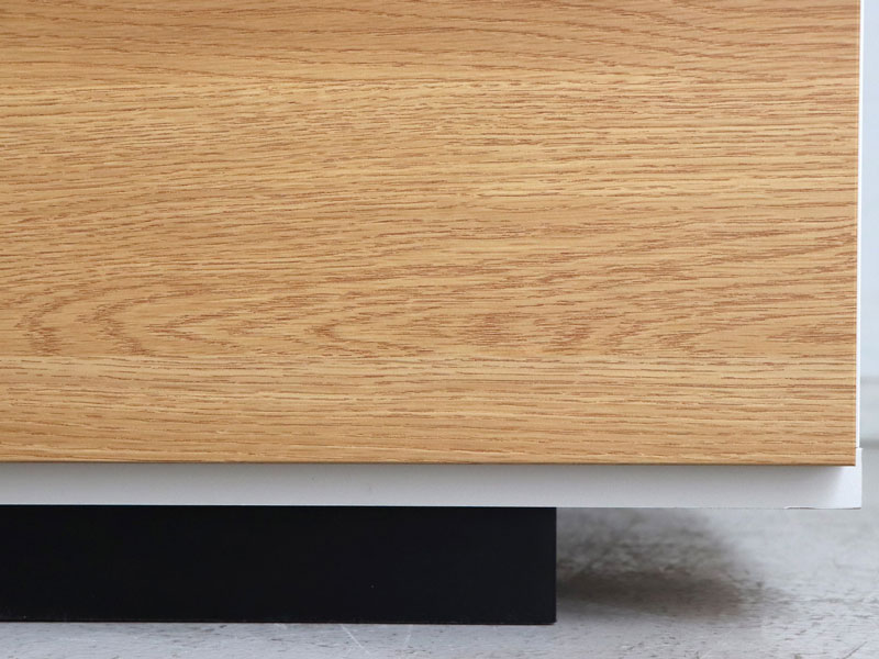 くすみグレーと優しい木素材を組合せたナチュラルなインテリアに馴染むＴVボード