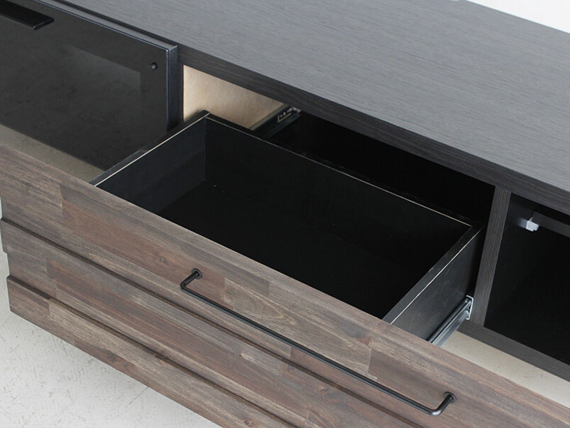 ヴィンテージ調のTVボード | 木目の強い個性的な前板とブラックの本体 | 幅150cm