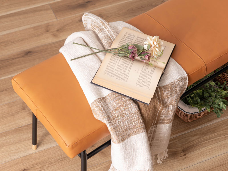 カフェスタイルのアイアンとキャメルレザーのベンチ | Gury