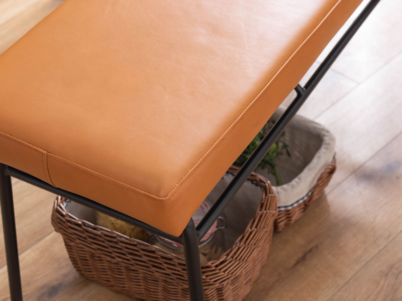カフェスタイルのアイアンとキャメルレザーのベンチ | Gury