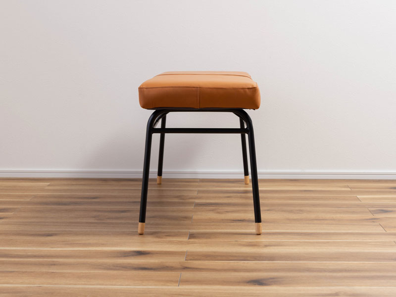 カフェスタイルのアイアンとキャメルレザーのベンチ | Gury