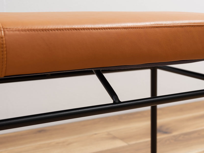 カフェスタイルのアイアンとキャメルレザーのベンチ | Gury