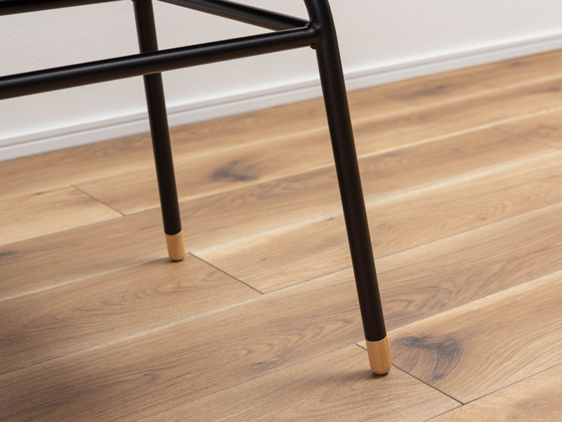 カフェスタイルのアイアンとキャメルレザーのベンチ | Gury