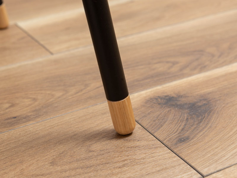 カフェスタイルのアイアンとキャメルレザーのベンチ | Gury