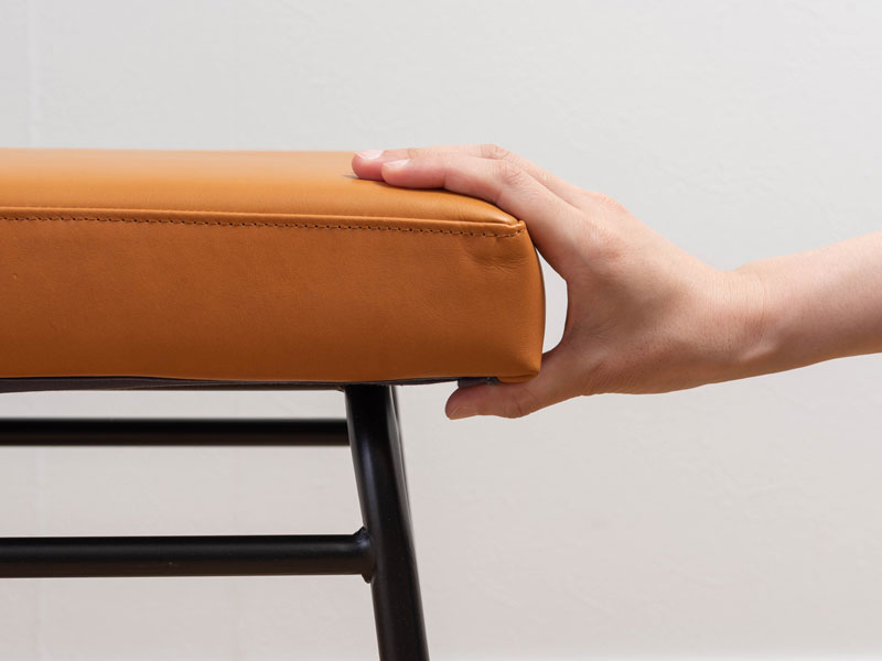 カフェスタイルのアイアンとキャメルレザーのベンチ | Gury