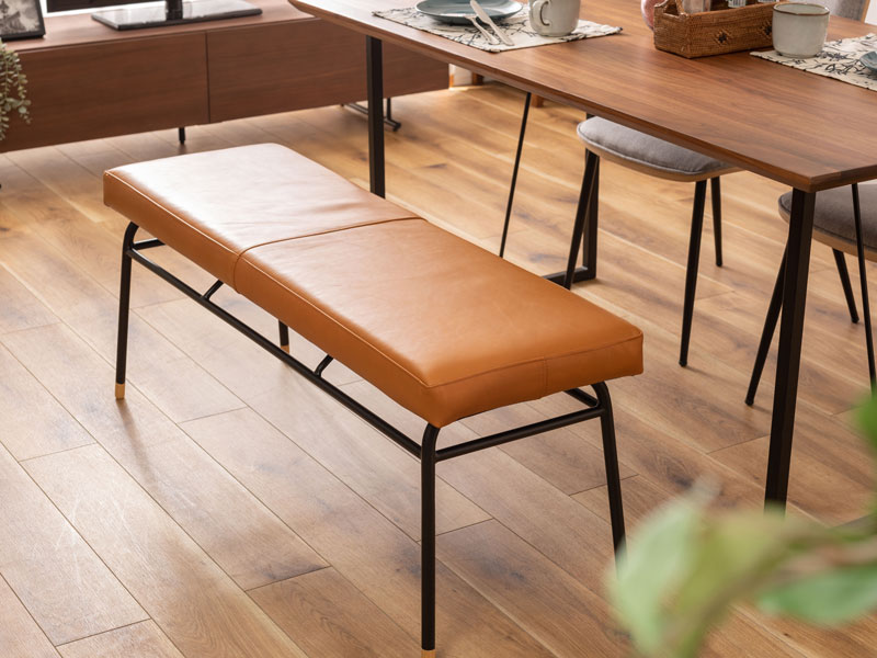 カフェスタイルのアイアンとキャメルレザーのベンチ | Gury