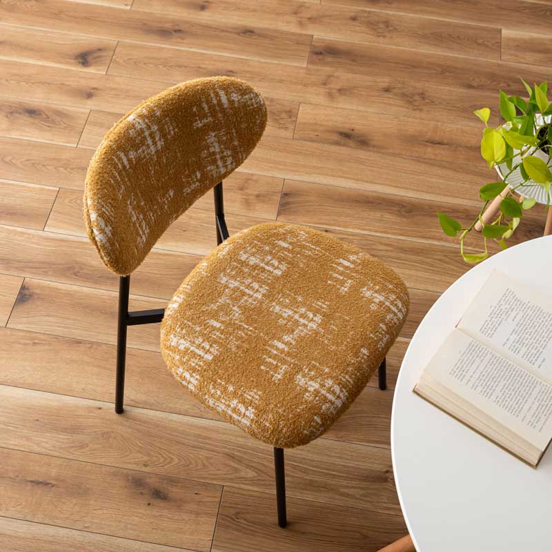 レトロモダンな布張りダイニングチェア｜丸みフォルム×スチール脚の異素材ミックス