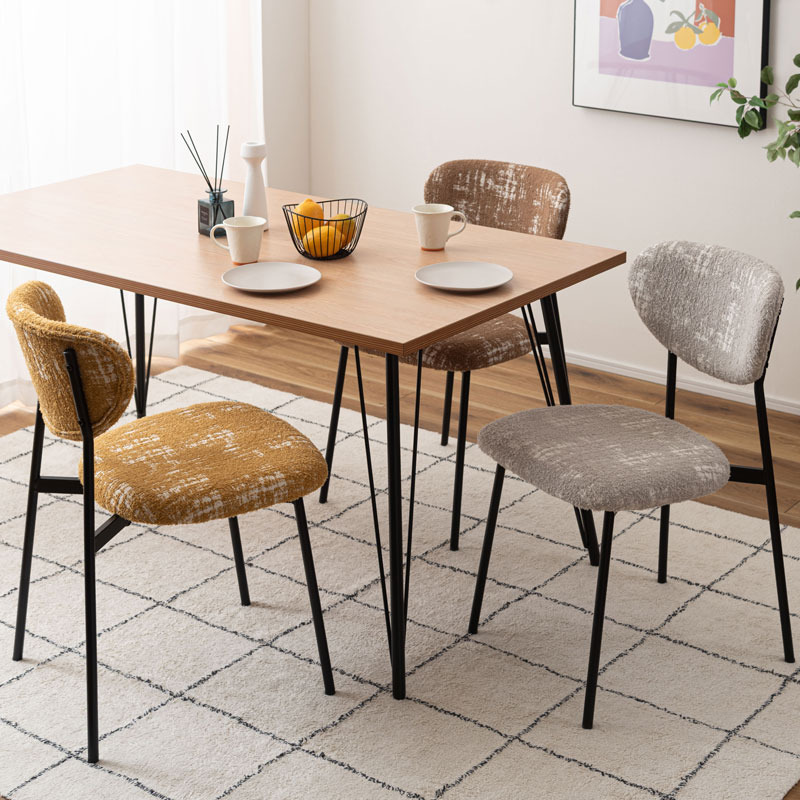 レトロモダンな布張りダイニングチェア｜丸みフォルム×スチール脚の異素材ミックス