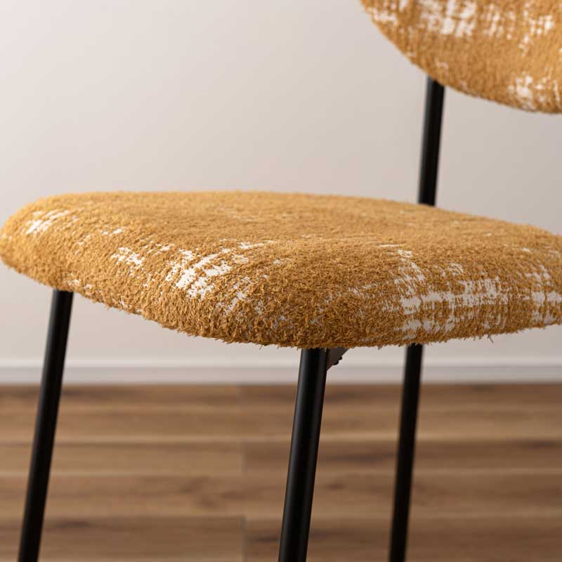 レトロモダンな布張りダイニングチェア｜丸みフォルム×スチール脚の異素材ミックス