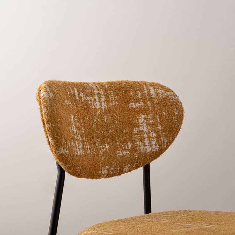 レトロモダンな布張りダイニングチェア｜丸みフォルム×スチール脚の異素材ミックス