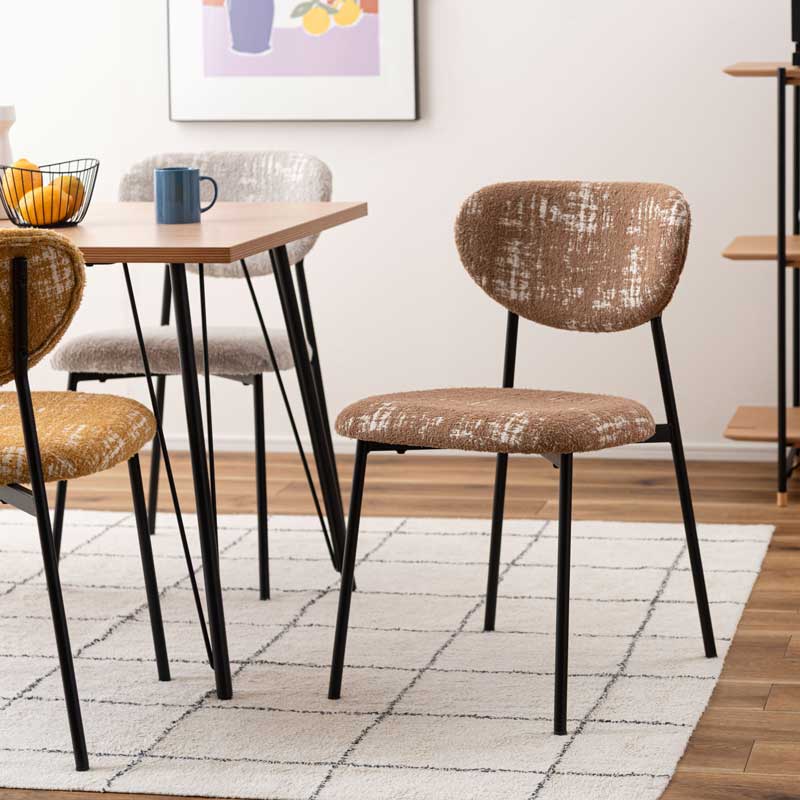 レトロモダンな布張りダイニングチェア｜丸みフォルム×スチール脚の異素材ミックス