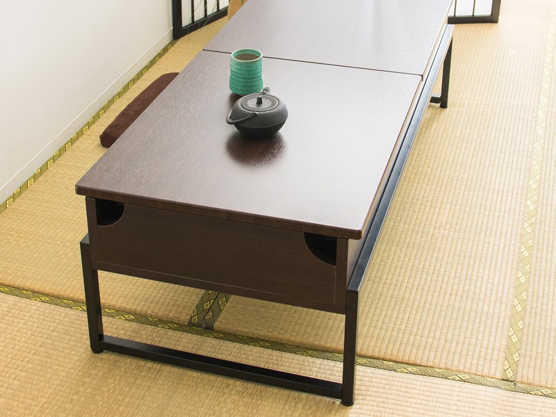 パソコン作業ができるモダンなセンターテーブル｜天板の高さが出せる