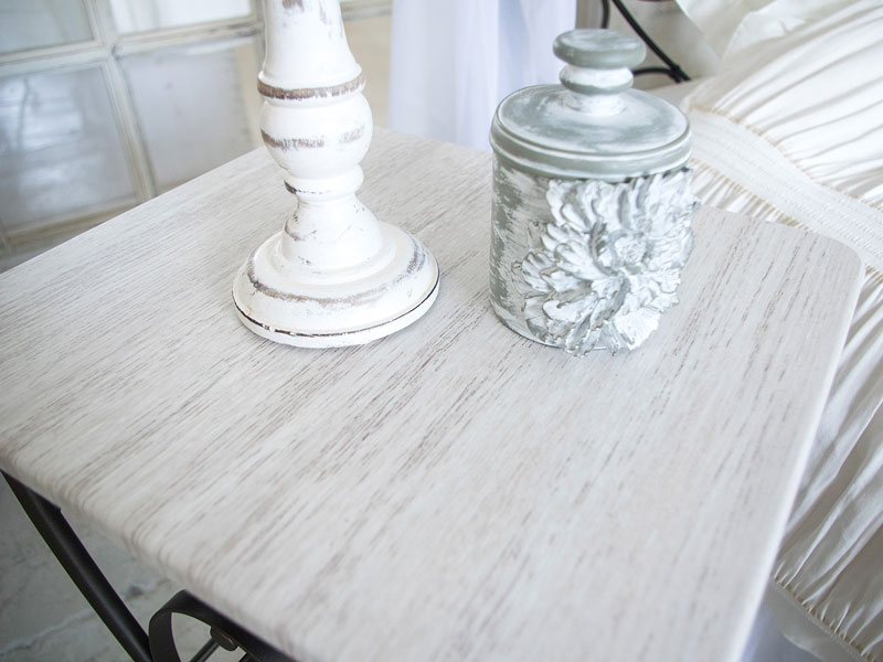 白天板のナイトテーブル｜エレガントなインテリア