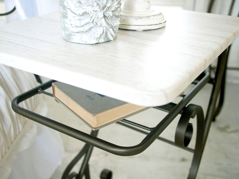 白天板のナイトテーブル｜エレガントなインテリア