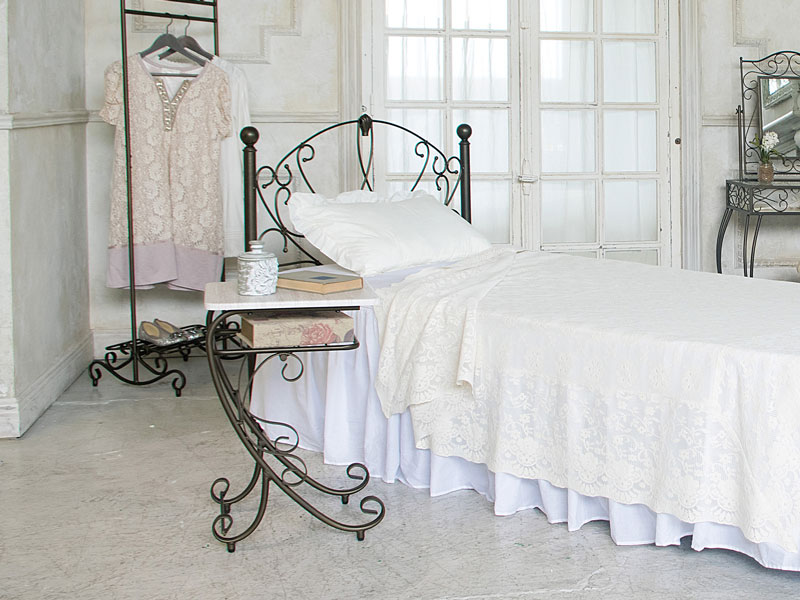 白天板のナイトテーブル｜エレガントなインテリア