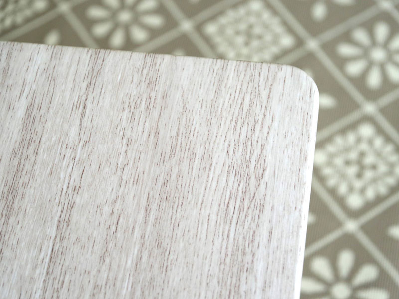 白天板のナイトテーブル｜エレガントなインテリア