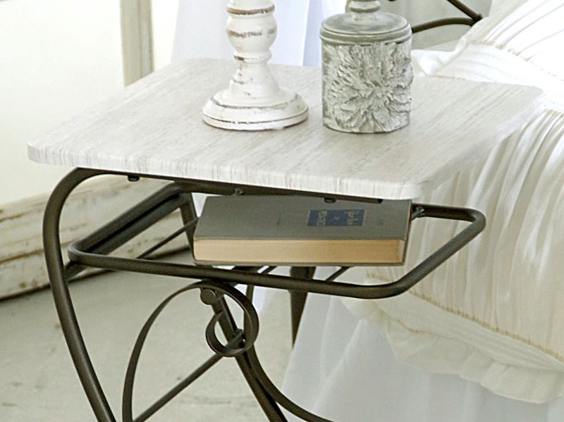 白天板のナイトテーブル｜エレガントなインテリア