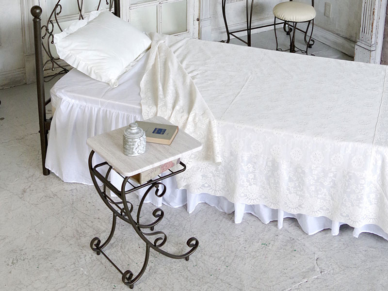 白天板のナイトテーブル｜エレガントなインテリア