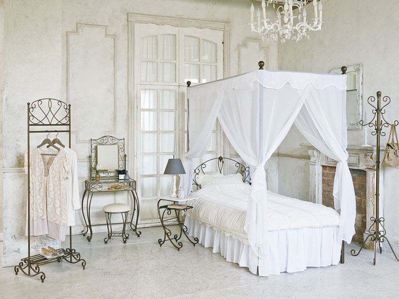 白天板のナイトテーブル｜エレガントなインテリア