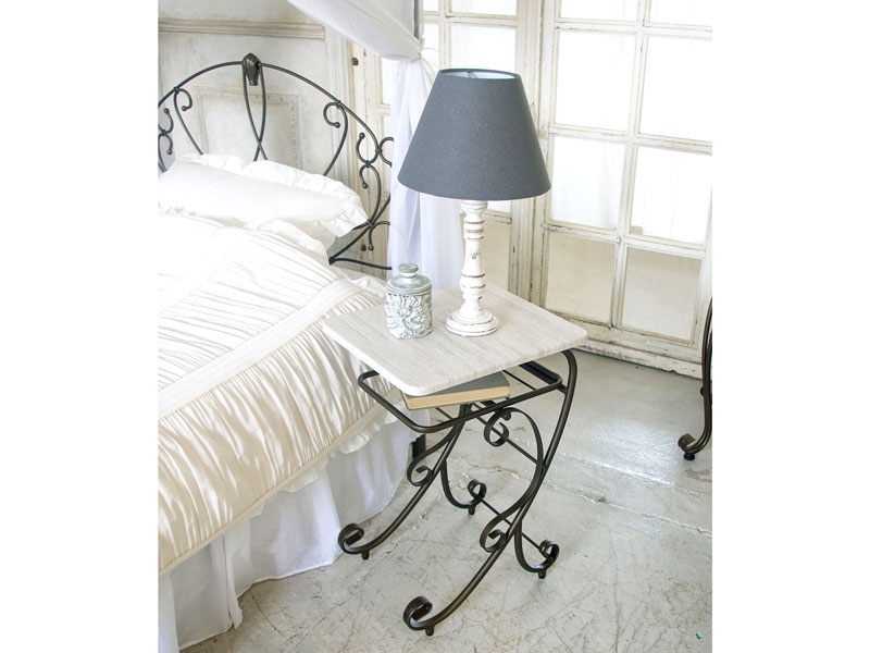 白天板のナイトテーブル｜エレガントなインテリア