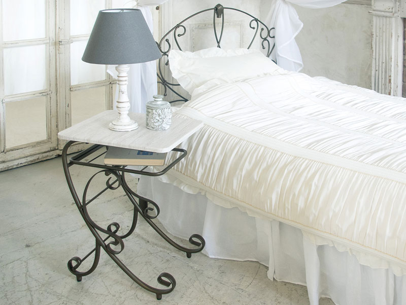 白天板のナイトテーブル｜エレガントなインテリア