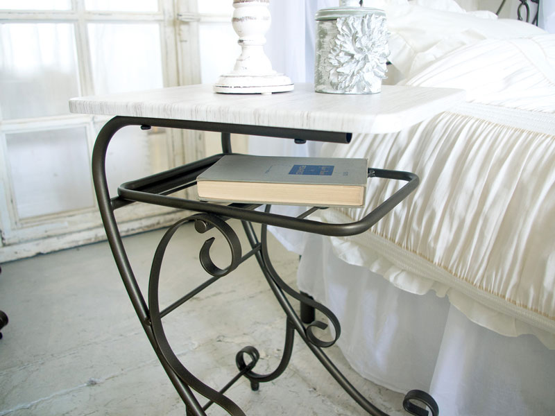 白天板のナイトテーブル｜エレガントなインテリア
