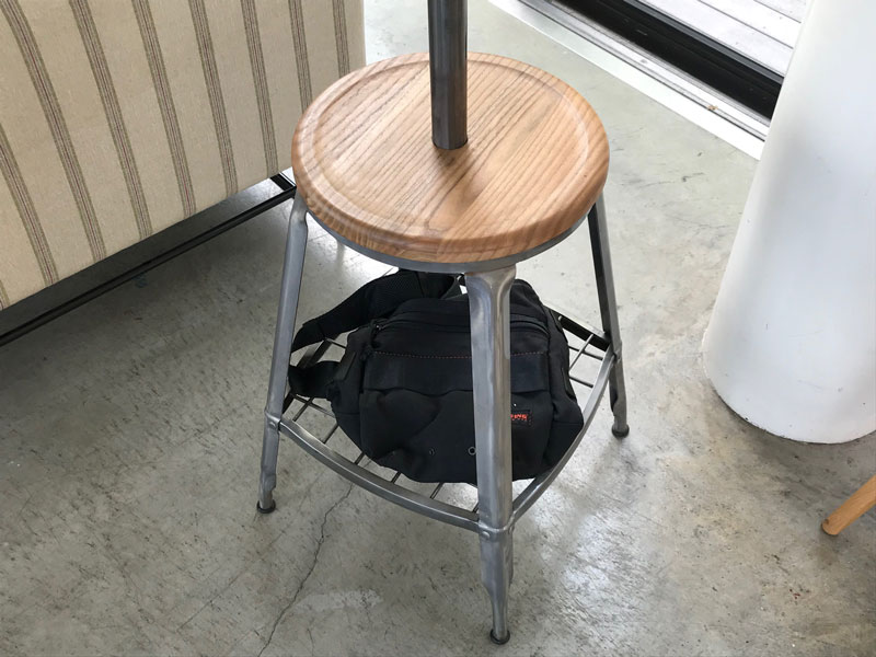 スチールと天然木の北欧風コートハンガー|1281