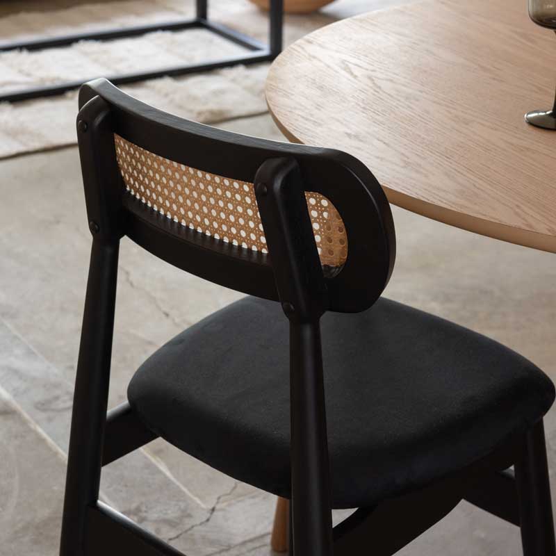 ダイニングチェア｜黒×ラタン｜ジャパンディな背もたれ