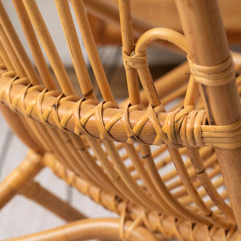 ナチュラルラタンチェア｜流れる曲線と軽やかさ｜空間に映えるやさしい